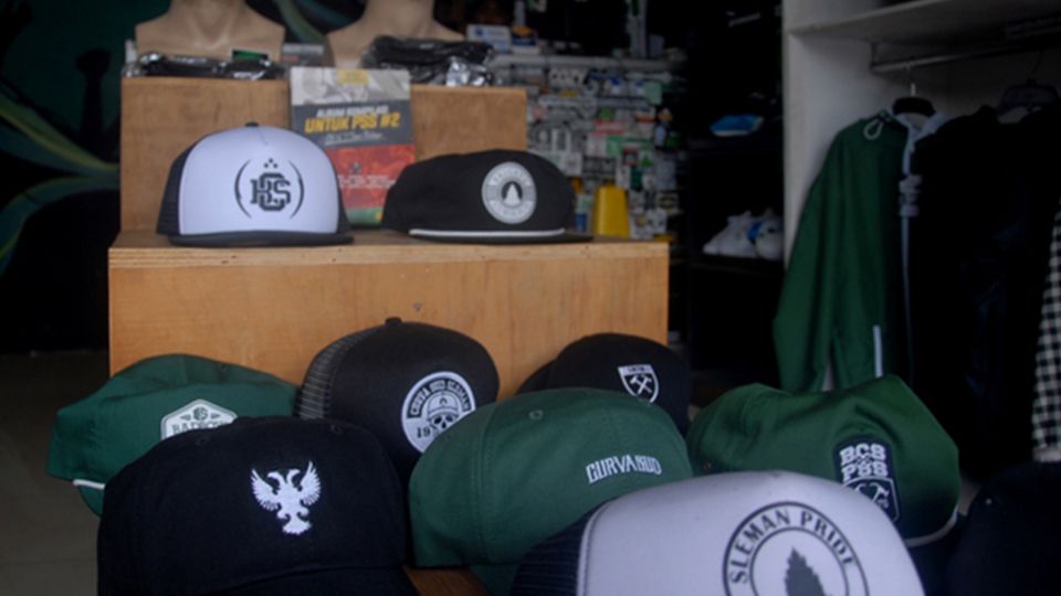 Merchandise PSS Sleman yang dijual di CSS, salah satu unit usaha dari Brigata Curva Sud. Copyright: &copy; Prima Pribadi/INDOSPORT